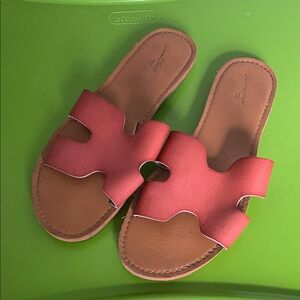 Universal thread size 8.5 geometric cut out slip on flat sandals